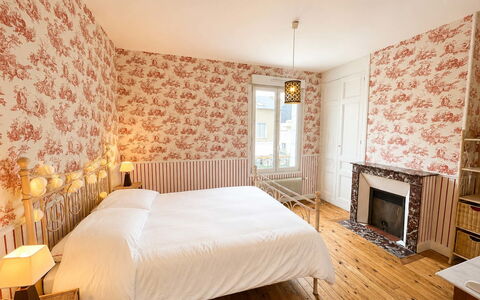 Petite Normandie: Design Intérieur, Meubles, Mur, Bois, Chambre, Sol, Sol, Textile, Lit, Drap De Lit