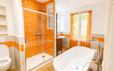 Petite Normandie: Salle De Bains, Luminaire Plomberie, Design Intérieur, Sol, Sol, Robinet, Plomberie, Orange, Armoire De Toilette, Évier