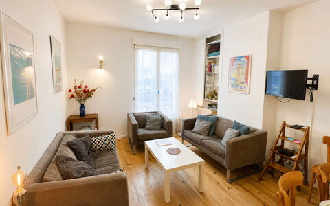 Petite Normandie: Meubles, Design Intérieur, Sol, Canapé, Sol, Bois, Pièce, Table, Salon, Parquet