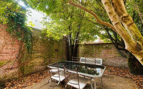 Petite Normandie: Meubles, Chaise, Table, Mobilier De Jardin, Tableau De Plein Air, Table Cuisine Et Salle A Manger, Jardin, Ombre, Arrière-Cour, Table Basse