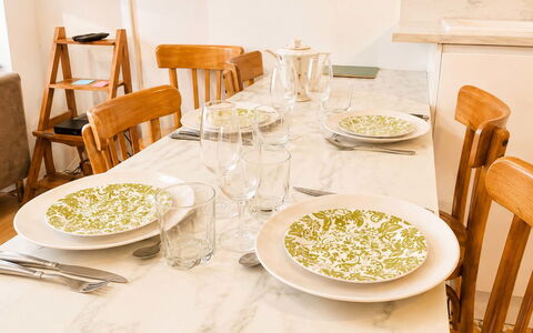 Petite Normandie: Vaisselle, Meubles, Table, Serveware, Nappe De Table, Vaisselle, Aliments, Assiette, Chaise, Salle À Manger