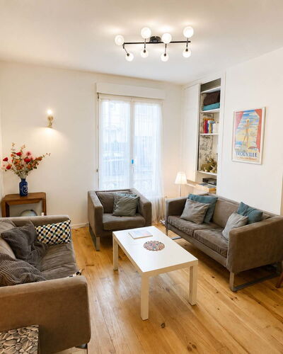 Petite Normandie: Meubles, Design Intérieur, Sol, Canapé, Sol, Bois, Pièce, Table, Salon, Parquet