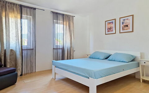 Marija: Meubles, Lit, Design Intérieur, Chambre, Sol, Sol, Bois, Literie, Drap De Lit, Pièce