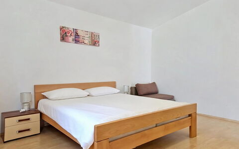 Marija: Lit, Meubles, Chambre, Sol, Sol, Literie, Bois, Drap De Lit, Design Intérieur, Pièce