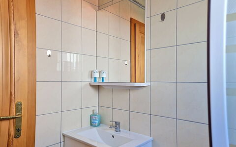 Marija: Mur, Luminaire Plomberie, Sol, Bois, Lavabo, Design Intérieur, Sol, Évier, Salle De Bains, Robinet