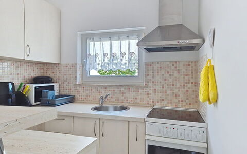 Marija: Cuisine, Comptoir, Appareil De Cuisine, Principaux Appliance, Cabinetry, Design Intérieur, Sol, Meubles, Evier, Sol