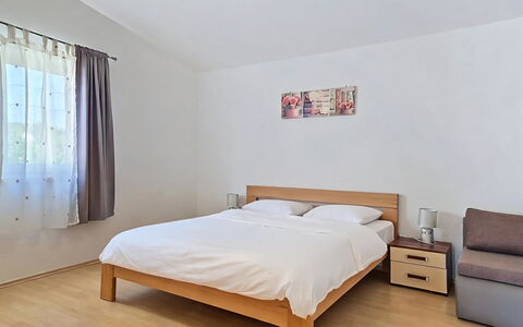 Marija: Lit, Meubles, Chambre, Design Intérieur, Sol, Bois, Sol, Pièce, Literie, Drap De Lit
