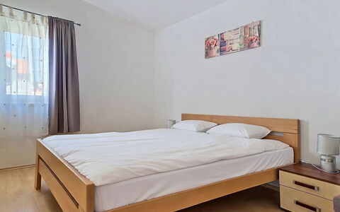 Marija: Lit, Chambre, Meubles, Literie, Design Intérieur, Drap De Lit, Sol, Bois, Sol, Pièce