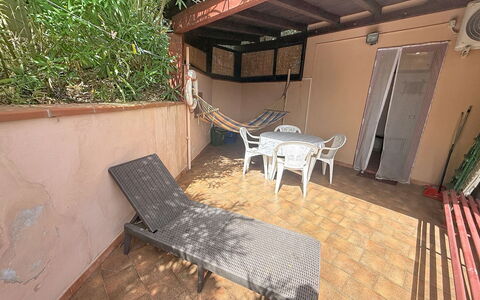 Habitat: Sol, Sol, Tache De Bois, Ombre, Arrière-Cour, Balcon, Cour, Chaise, Mobilier De Jardin, Dur