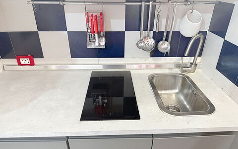 Habitat: Cuisine, Comptoir, Appareil De Cuisine, Evier, Principaux Appliance, Évier, Luminaire Plomberie, Robinet, Cuisinière, Le Fourneau