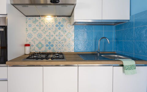 Mariposa: Cuisine, Principaux Appliance, Sol, Appareil De Cuisine, Comptoir, Sol, Cuisinière, Le Fourneau, Evier, Design Intérieur