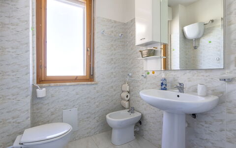 Mariposa: Luminaire Plomberie, Mur, Sol, Lavabo, Salle De Bains, Sol, Design Intérieur, Évier, Robinet, Toilette