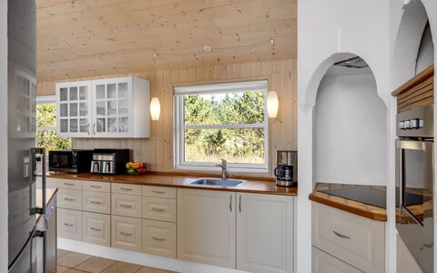 Isbiorn - 800M from the Sea: Cuisine, Sol, Design Intérieur, Bois, Comptoir, Appareil De Cuisine, Cabinetry, Meubles, Plafond, Sol