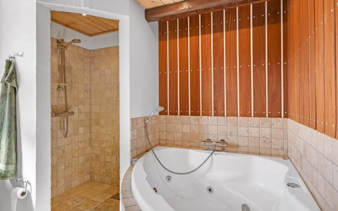 Isbiorn - 800M from the Sea: Salle De Bains, Luminaire Plomberie, Sol, Baignoire, Sol, Design Intérieur, Bois, Plafond, Plomberie, Robinet