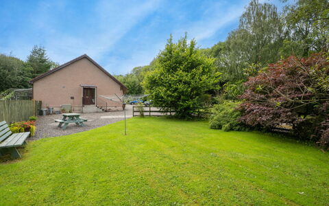 Iola Annex: Herbe, Arbuste, Chalet, Jardin, Couverture De Sol, Pelouse, Ferme, Cour, Arrière-Cour