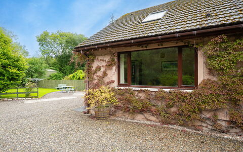 Iola Annex: Arbuste, Chalet, Couverture De Sol, Jardin, Aménagement Paysager, Ferme, Allée, Batiments Jardin, Cour