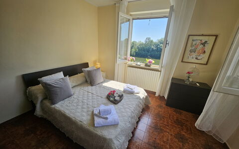 Alla Terrazza sul Fiume: Lit, Meubles, Chambre, Bois, Sol, Sol, Design Intérieur, Drap De Lit, Literie, Linge