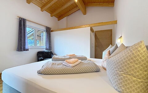 Alpenblick: Bois, Plafond, Design Intérieur, Sol, Pièce, Chambre, Tache De Bois, Lit, Literie, Dur