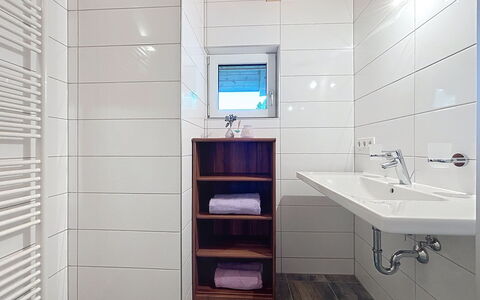 Alpenblick: Sol, Sol, Bois, Design Intérieur, Salle De Bains, Luminaire Plomberie, Pièce, Éclairage, Lavabo, Robinet