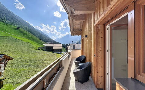Alpenblick: Bois, Domicile, Plafond, Appartement, Tache De Bois, Dur, Balcon, Lumber, Planche, Daylighting