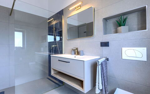 Eroa: Design Intérieur, Sol, Luminaire Plomberie, Armoire De Toilette, Sol, Miroir, Salle De Bains, Robinet, Domicile, Évier