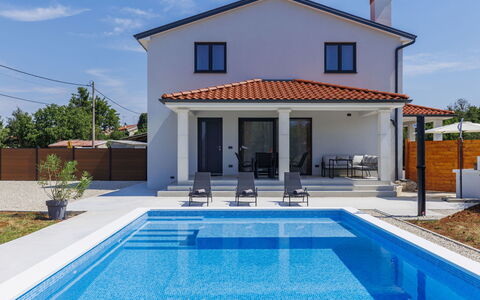 Eroa: Piscine, Maison, Domicile, Zone Résidentielle, Toit, Composite, Biens, Conception, Balcon, Villa