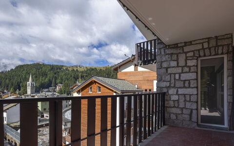La Fiorera: Design Urbain, Balcon, Appartement, Pente, Balustrade, Village De Montagne, Balustre, Escaliers, Daylighting