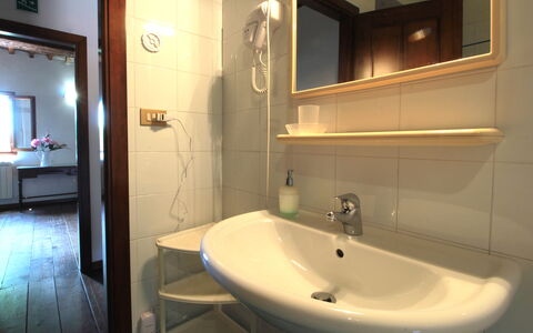 Ca' Rustica: Lavabo, Bois, Sol, Luminaire Plomberie, Sol, Design Intérieur, Évier, Salle De Bains, Miroir, Pièce