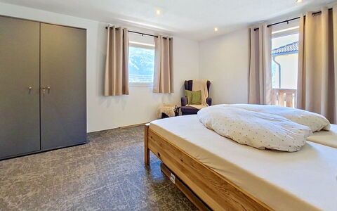 Alpenchalet Gundolf: Meubles, Lit, Design Intérieur, Chambre, Sol, Sol, Bois, Plafond, Drap De Lit, Pièce