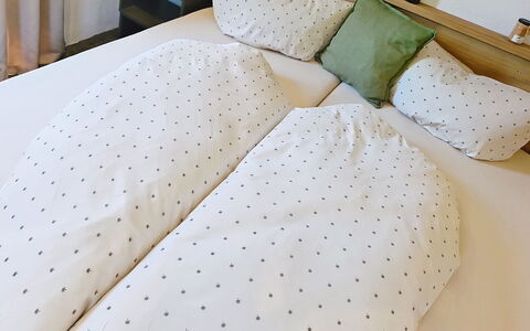 Alpenchalet Gundolf: Chambre, Lit, Literie, Drap De Lit, Linge, Meubles, Textile, Throw Pillow, Coussin, Oreiller