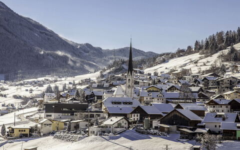 Alpenchalet Gundolf: Meubles, Design Intérieur, Chaise, Sol, Table, Recours, Sol, Plafond, Pièce, Eco Hôtel