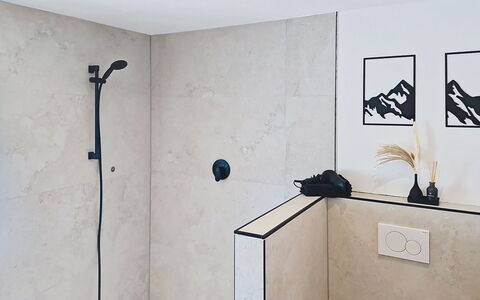 Alpenchalet Gundolf: Mur, Luminaire Plomberie, Sol, Sol, Salle De Bains, Plomberie, Tuile, Tete De Douche, Robinet, Panneau De Douche