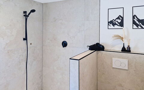 Alpenchalet Gundolf: Mur, Sol, Luminaire Plomberie, Sol, Plomberie, Salle De Bains, Tuile, Composite, Robinet, Tete De Douche