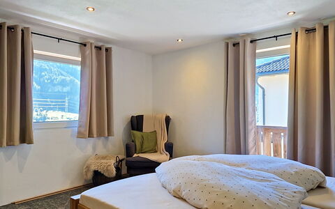 Alpenchalet Gundolf: Lit, Meubles, Design Intérieur, Chambre, Literie, Drap De Lit, Bois, Sol, Plafond, Sol