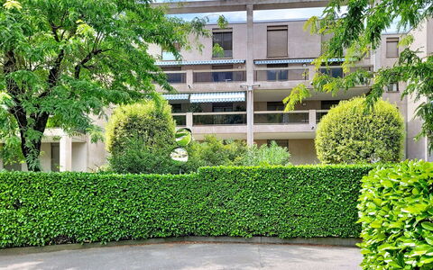 Apt.fortune 3: Meubles, Design Intérieur, Chaise, Sol, Table, Recours, Sol, Plafond, Pièce, Eco Hôtel