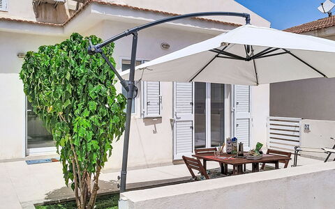 Dina Home: Meubles, Design Intérieur, Chaise, Sol, Table, Recours, Sol, Plafond, Pièce, Eco Hôtel