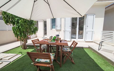 Dina Home: Meubles, Design Intérieur, Chaise, Sol, Table, Recours, Sol, Plafond, Pièce, Eco Hôtel
