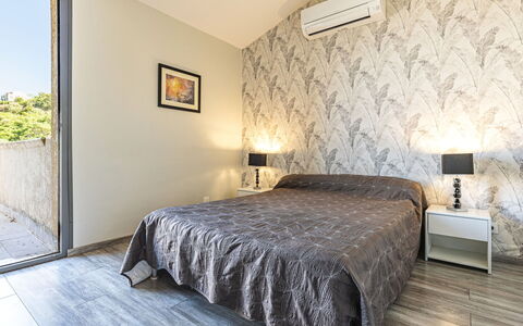 Villa Salario: Lit, Meubles, Chambre, Design Intérieur, Sol, Mur, Sol, Bois, Drap De Lit, Literie