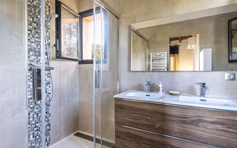 Villa Salario: Luminaire Plomberie, Sol, Sol, Design Intérieur, Salle De Bains, Armoire De Toilette, Évier, Robinet, Plomberie, Miroir