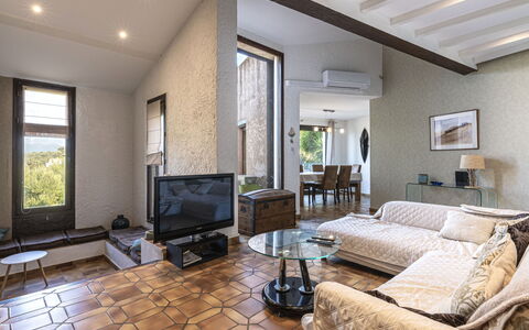 Villa Salario: Meubles, Design Intérieur, Sol, Sol, Mur, Canapé, Plafond, Bois, Salon, Pièce