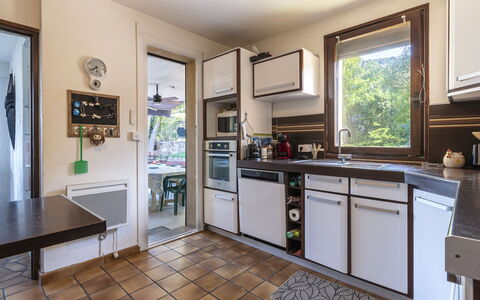 Villa Salario: Cuisine, Comptoir, Appareil De Cuisine, Meubles, Principaux Appliance, Design Intérieur, Bois, Sol, Cabinetry, Cuisinière