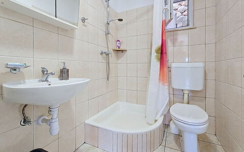 Marina Sevid 106: Salle De Bains, Luminaire Plomberie, Toilette, Siège De Toilette, Sol, Sol, Design Intérieur, Lavabo, Évier, Plomberie