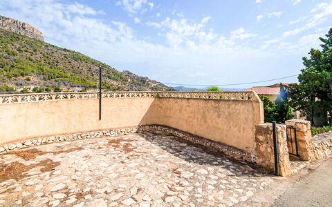 Dencis Villa: Piscine, Ferme, Biens, Villa, Recours, Hacienda, Eco Hôtel, Arrière-Cour