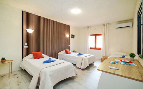 Dencis Villa: Piscine, Ferme, Biens, Villa, Recours, Hacienda, Eco Hôtel, Arrière-Cour