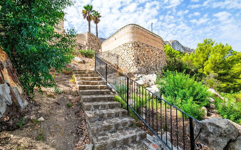 Dencis Villa: Piscine, Ferme, Biens, Villa, Recours, Hacienda, Eco Hôtel, Arrière-Cour