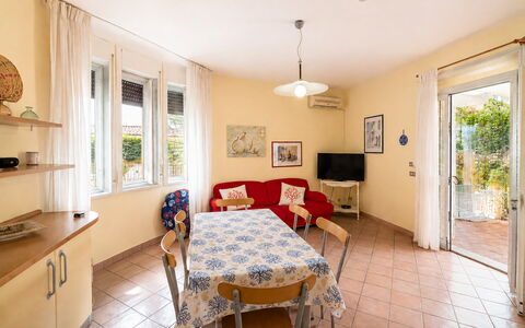 Villa Sandra: Sol, Sol, Domicile, Porte, Appartement, Chaise, Plante D'Appartement, Table Cuisine Et Salle A Manger, Balcon