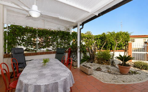 Villa Sandra: Meubles, Pot De Fleur, Domicile, Ombre, Chaise, Plante D'Appartement, Mobilier De Jardin, Jardin, Structure En Plein Air