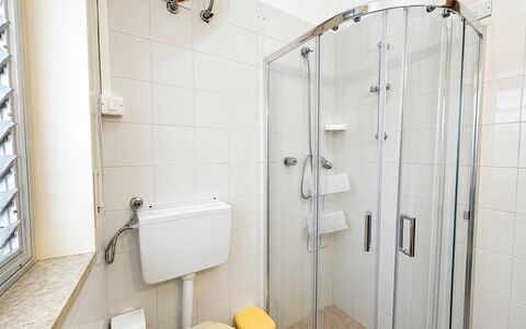 Villa Sandra: Salle De Bains, Luminaire Plomberie, Toilette, Siège De Toilette, Lavabo, Sol, Design Intérieur, Sol, Plomberie, Évier