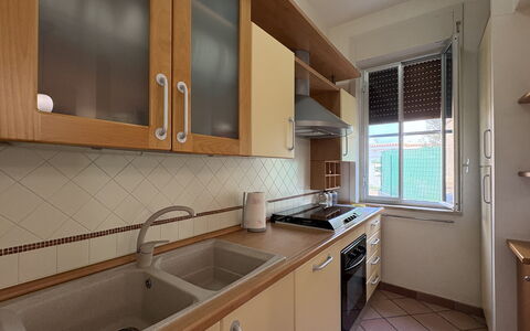 Villa Sandra: Cuisine, Comptoir, Appareil De Cuisine, Principaux Appliance, Evier, Cabinetry, Bois, Sol, Design Intérieur, Luminaire Plomberie