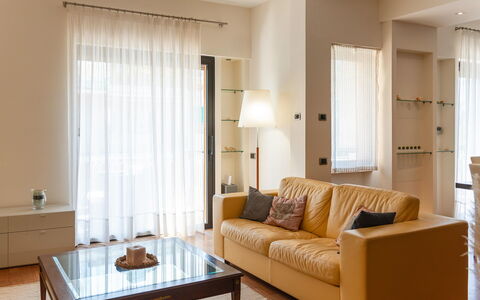 Lory House: Meubles, Design Intérieur, Sol, Sol, Canapé, Mur, Salon, Bois, Pièce, Plafond